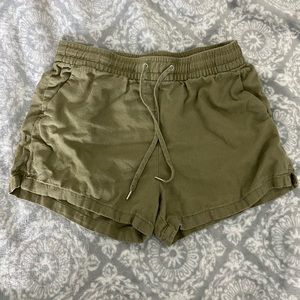 Olive green H&M shorts 🪐
